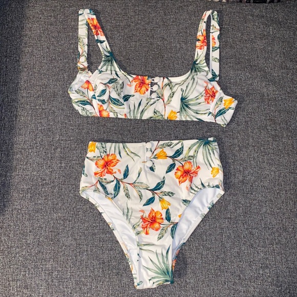 High waisted white floral two piece bikini with adjustable straps and padding - Picture 2 of 7